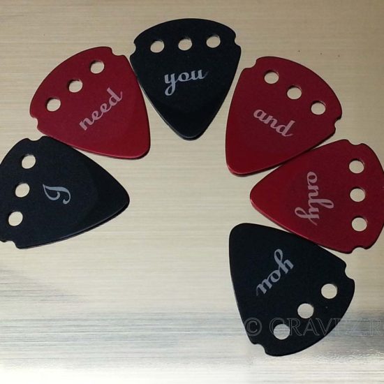 Gravare pene de chitara metal pentru cadouri personalizate, valentine's day ,dragobete, aniversari persoane, zile de nastere