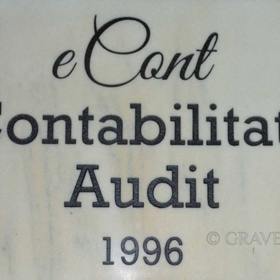 Gravura in marmura pentru placa semnalistica firma audit contabilitate